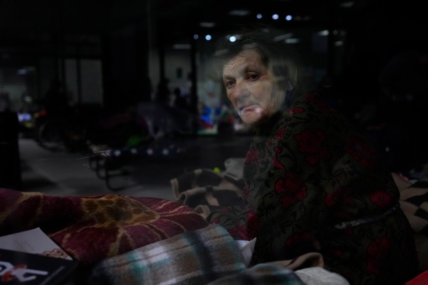 Eine ukrainische Frau in einem polnischen Flüchtlingslager | Credit: Petr David Josek / AP / picturedesk.com