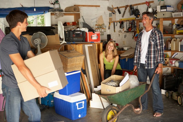 Familie beim Entrümpeln der Garage | Credit: iStock.com/monkeybusinessimages