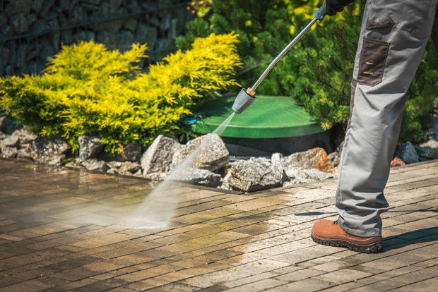 Reinigung der Terrasse per Hochdruckreiniger | Credit: iStock.com/welcomia