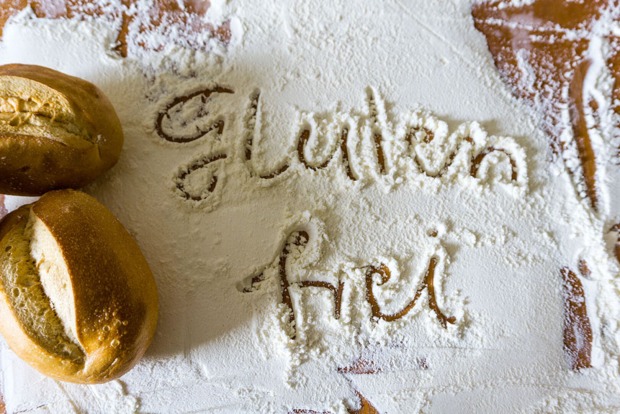 Das Wort "glutenfrei" in Mehl geschrieben | Credit: iStock.com/Martin Keiler