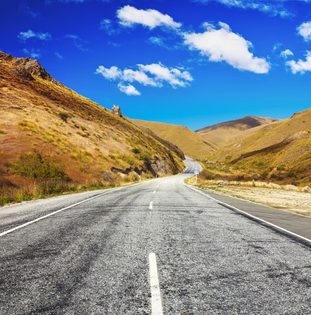 Einsame Straße in Cardrona Valley | Credit: iStock.com/GoodOlga