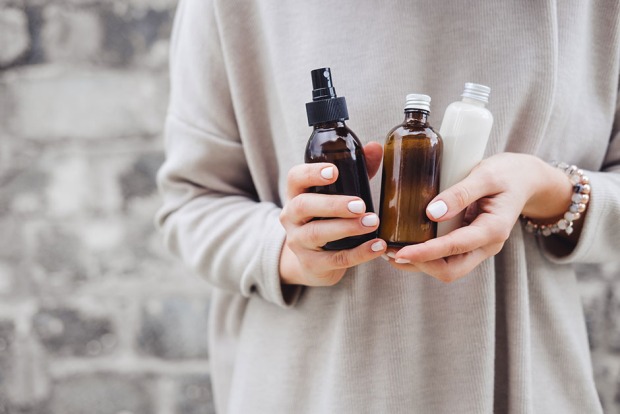 Frau mit Gesichtspflegeprodukten in ihren Händen | Credit: iStock.com/JulyProkopiv