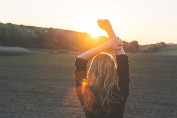 Junge Frau im Sonnenuntergang | Credit: iStock.com/betyarlaca