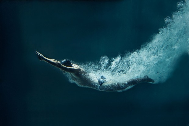 Schwimmer unter Wasser | Credit: iStock.com/petrelos