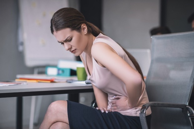 Frau hat Bauchkrämpfe | Credit: iStock.com/Zinkevych
