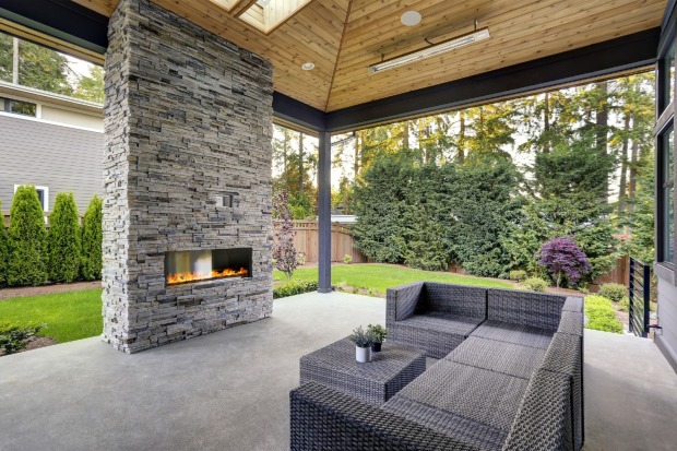 Betonterrasse mit Kamin | Credit: iStock.com/irina88w