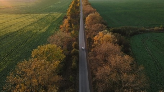 E-Auto fährt auf langer Straße | Credit: iStock..com/Mykola Pokhodzhay
