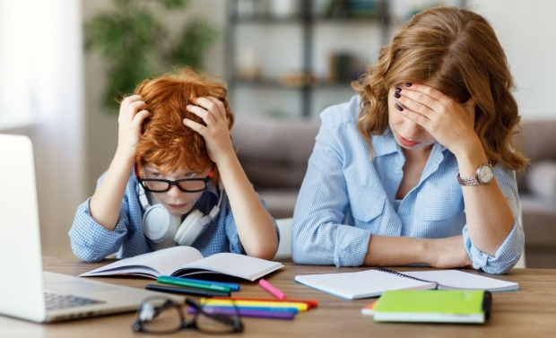 Mutter und Sohn sind gestresst | Credit: iStock.com/evgenyatamanenko