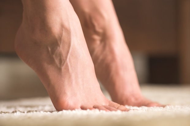 nackte Füße am Teppichboden | Credit: iStock.com/Viacheslav Peretiatko