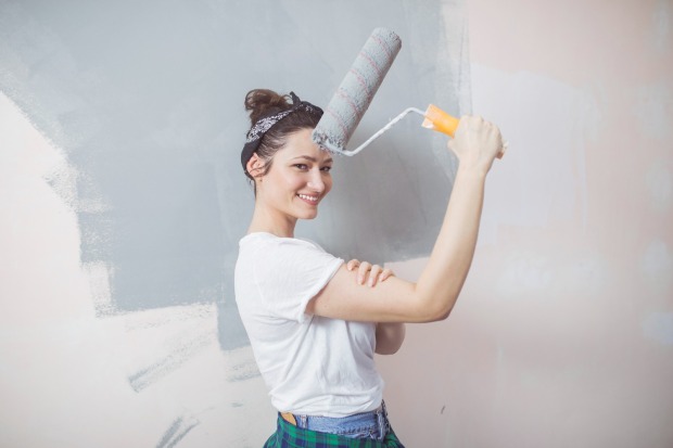 Frau hat Farbrolle in der Hand | Credit: iStock.com/Sladic