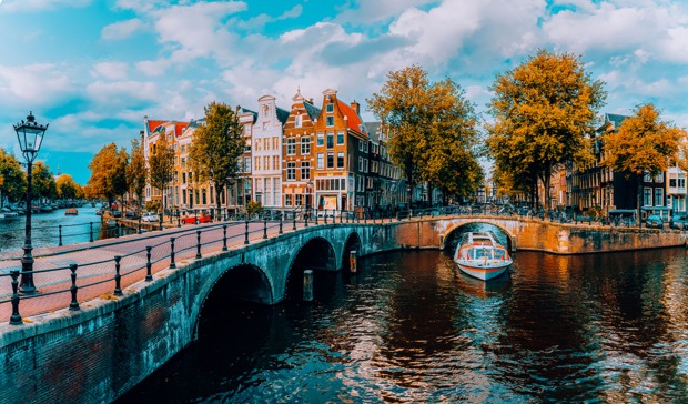 Amsterdam bei Sonnenuntergang | Credit: iStock.com/miniloc
