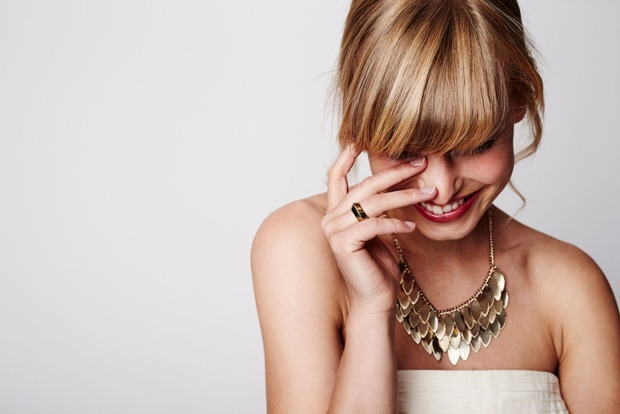 Junge blonde Frau mit Vollpony | Credit: iStock.com/SanneBerg