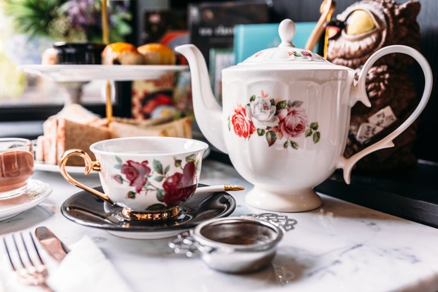 Altes, hübsches Teeservice | Credit: iStock.com/Artit_Wongpradu