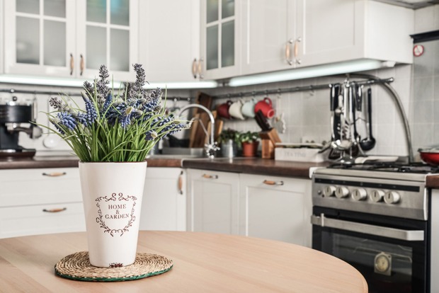Eine Vase frischer Lavendel auf einem Küchentisch | Credit: iStock.com/tashka2000