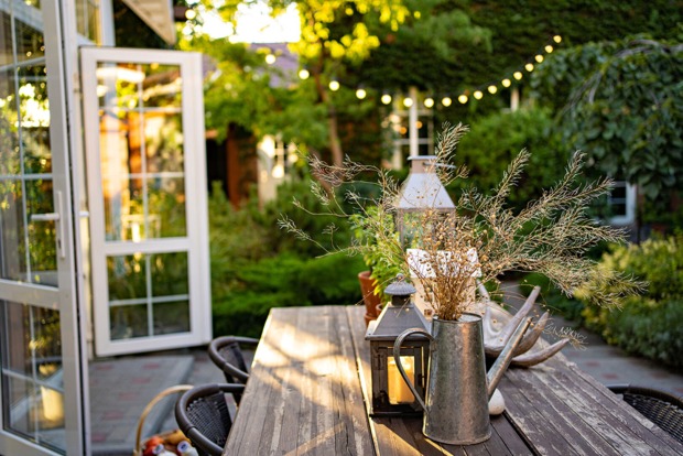 Einladender Garten an einem Sommerabend hinterm Haus | Credit: iStock.com/Andrey Sayfutdinov