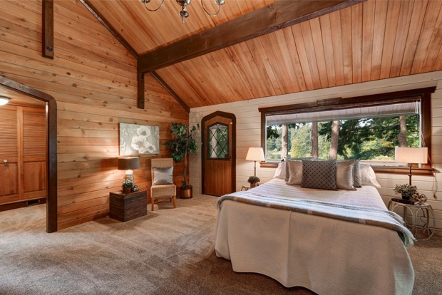 Gemütliches, holzgetäfeltes Schlafzimmer | Credit: iStock.com/irina88w
