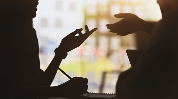 Diskussionsrunde mit Frauen und Männern | Credit: iStock.com/PrathanChorruangsak