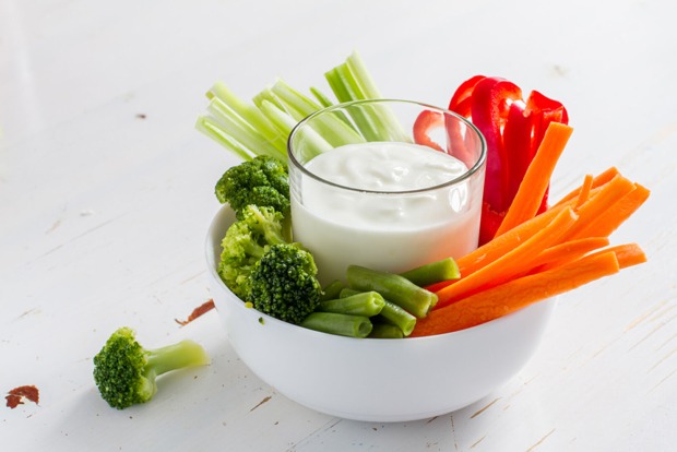 Frisches Gemüse mit einem Glas Dip | Credit: iStock.com/a_namenko
