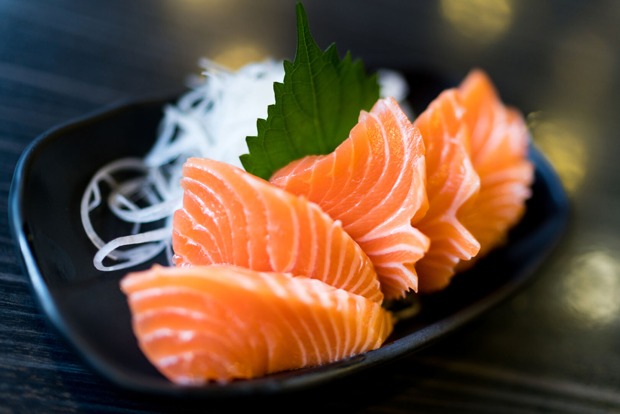 Eine japanische Schale mit geschnittenen Lachsscheiben | Credit: iStock.com/Sushiman