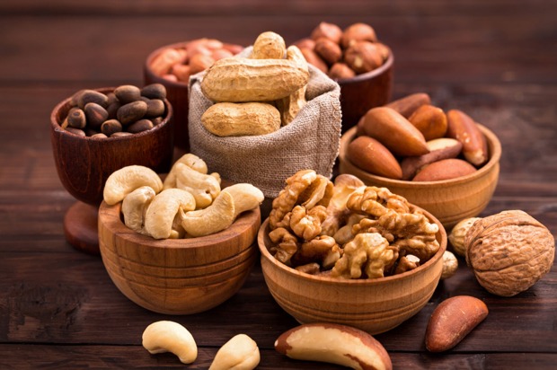 Mehrere Schalen, gefüllt mit verschiedenen Nusssorten | Credit: iStock.com/Yingko