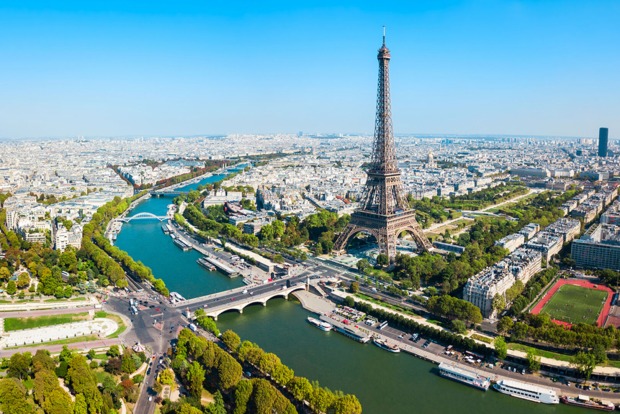 Luftaufnahme von Paris und dem Eiffelturm | Credit: iStock.com/saiko3p
