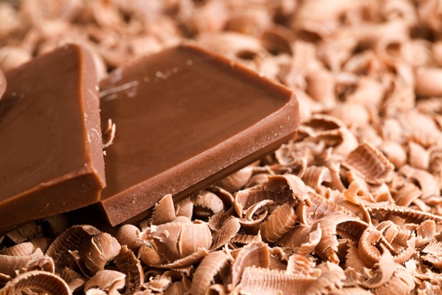 Ein paar Stückchen Vollmilchschokolade | Credit: iStock.com/ligora