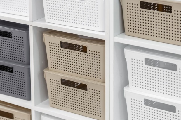 Aufbewahrungsboxen im Regal | Credit: iStock.com/Svetlana Evgrafova