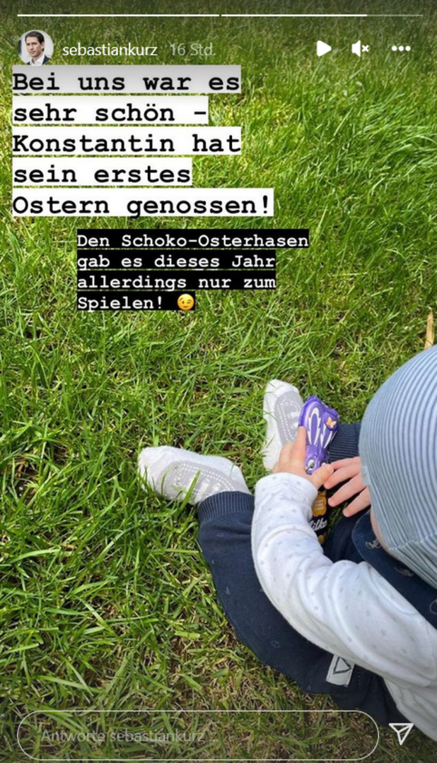 Ein Screenshot aus einer Instagram-Story. Ein kleiner Bub sitzt im Gras und spielt mit einem Schokohasen. Er trägt eine gestreifte Mütze, das Gesicht ist nicht erkennbar. Darüber zu lesen: "Bei uns war es sehr schön - Konstantin hat sein erstes Ostern genossen! Den Schoko-Osterhasen gab es dieses Jahr allerdings nur zum Spielen ;)"