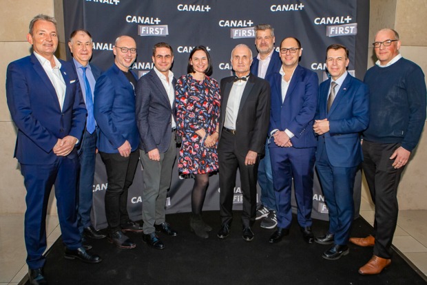 Aufgereiht vor Canal+ Logo-Wand