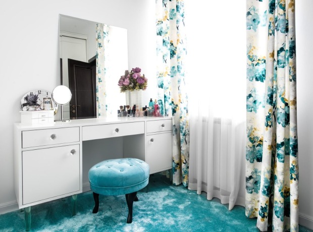 Schminktisch mit blauem Hocker | Credit: iStock.com/Bogdanhoda