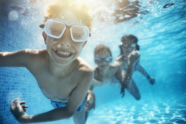 Kinder im Pool