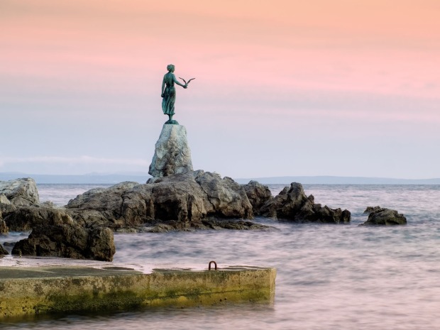 Die berühmteste Statue Opatijas: "Das Mädchen mit der Möwe" | Credit: iStock.com/sb-borg