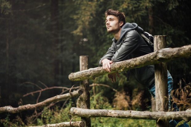 Der Aufenthalt in der Natur kann Depressionen lindern. | Credit: istock.com/demaerre