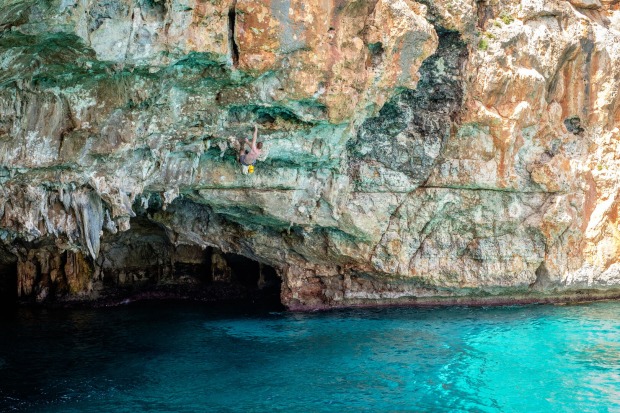 Bouldern über dem Wasser | Credit: AdobeStock
