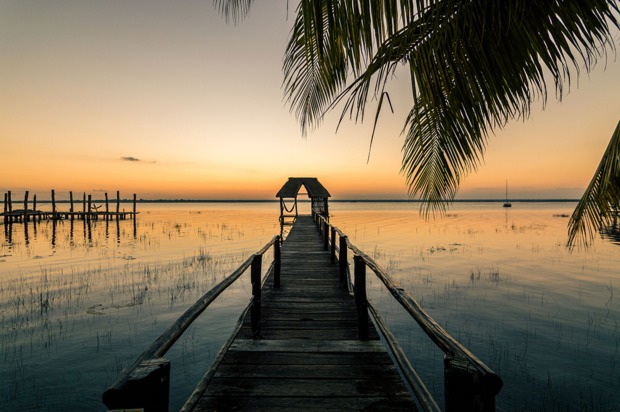 Bacalar bei Sonnenuntergang | Credit: iStock.com/BrewerEnri