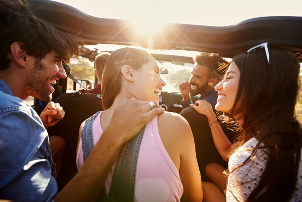 Fahrgemeinschaft bestehend aus jungen Frauen und Männern | Credit: iStock.com/monkeybusinessimages