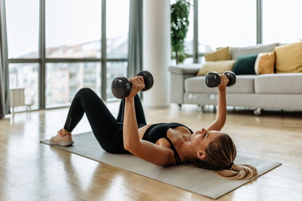 Junge Frau beim Butterfly-Training | Credit: iStock.com/nortonrsx