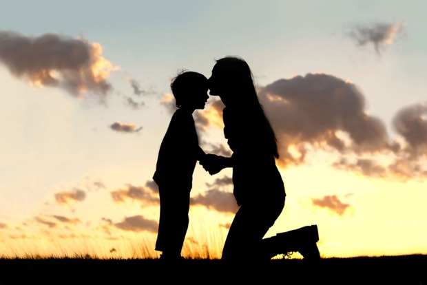 Junge Mutter küsst ihr Kind | Credit: iStock.com/ChristinLola