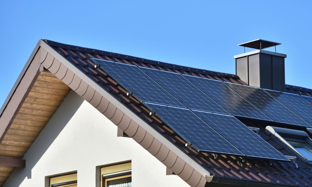 Dach mit Solarmodulen | Credit: iStock.com/Pridannikov