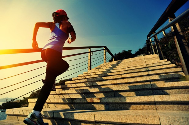 Sportliche Frau beim Treppenlauf | Credit: iStock.com/lzf