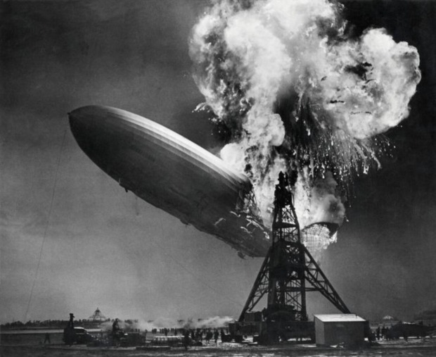 Historische Schwarz-Weiß-Aufnahme des Luftschiffes Hindenburg, das beim Landeanflug in Flammen aufgeht