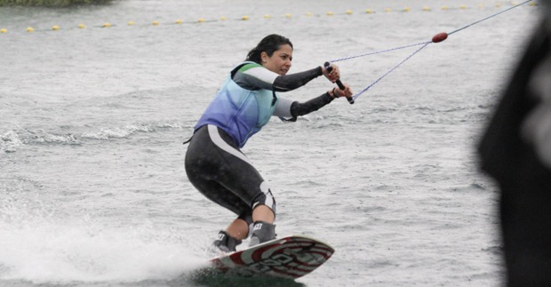 Samira Zadmard beim Wakeboarden
