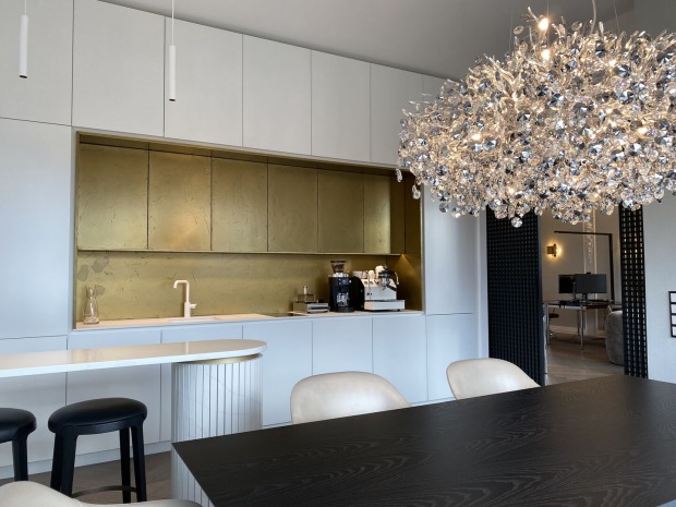 goldene Küchenwand| Credit: Elke Altenberger Interior Design Consulting/Wienerwald Werkstätten