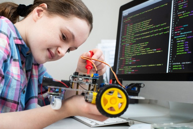 Für Technik-Freaks: Roboter bauen. | Credit: iStock.com/Daisy-Daisy