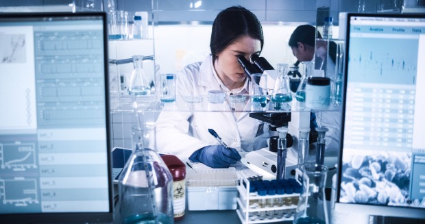 Mediziner im Labor | Credit: iStock.com/yalax
