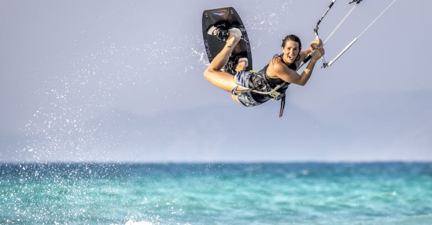 Kitesurferin in der Luft| Credit: Harry Winnington Photography