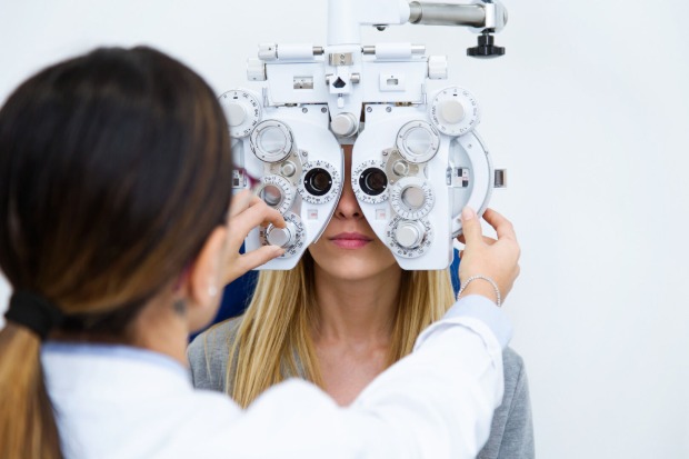 Frau beim Sehtest | Credit: iStock.com/nensuria