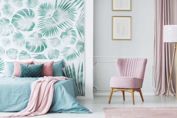 Schlafzimmer mit Tapetenwand | Credit: iStock.com/KatarzynaBialasiewicz