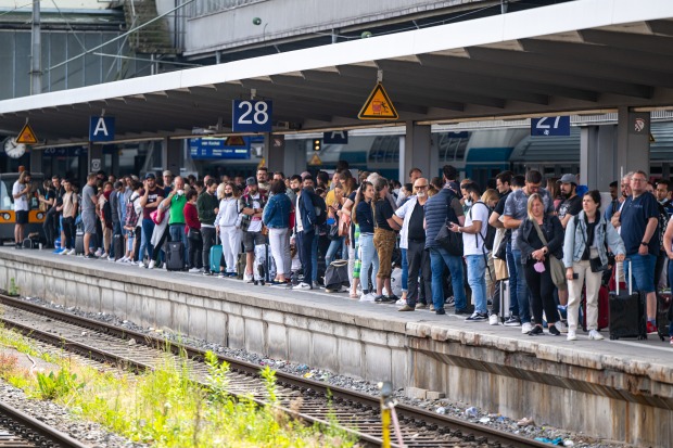 Überfüllter Bahnsteig in München