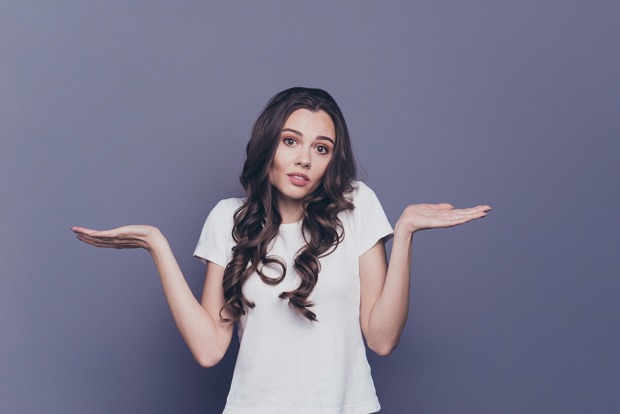 Junge Frau, die sich nicht entscheiden kann | Credit: iStock.com/Deagreez